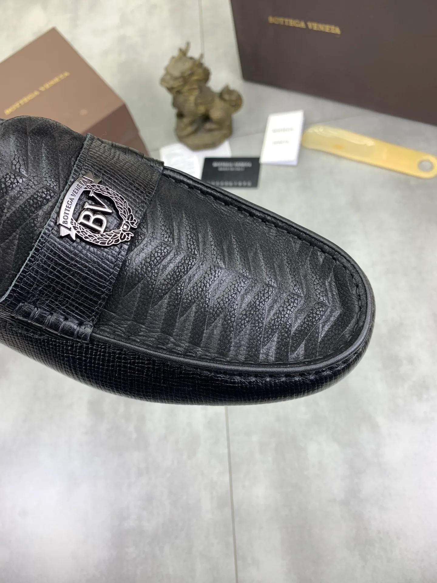 Men's shoes 💰P420 [New model] Water-dyed Niuli 💰High-quality business beanie shoes 💎💎💎 BOTTEGA VENETA official website synchronizes the latest top version of BV in the market, accepts material comparison, shoe type comparison, process comparison, practical and texture, versatile, suitable for any occasion, the more you look at it, the more it tastes. Pure hand-woven craftsmanship - Upper material, hand-woven calfskin imported from Italy 🇮🇹 - High-quality water-dyed cowhide lining - Original private model customized outsole -Size: 39-44 (38 45 can be customized) Color: black optional